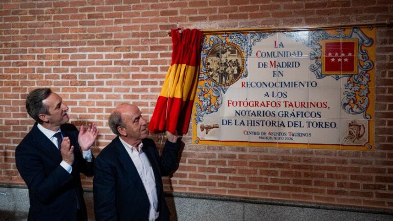 Photographes taurins honorés par la Communauté de Madrid avec une tuile à Las Ventas