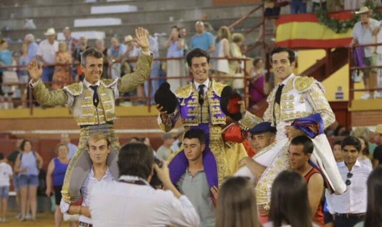 Aníbal Ruiz, Antonio Linares et Carlos Aranda, sur les épaules à Miguelturra