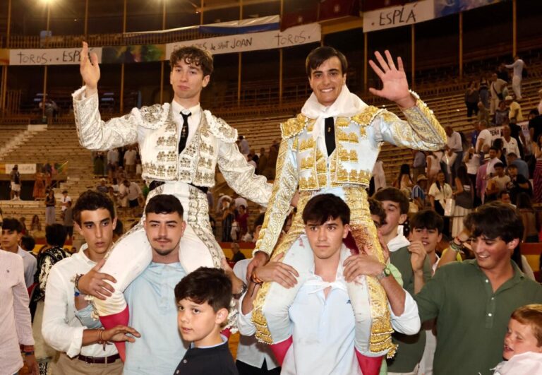 Israel Guirao et Rodrigo Villalón, sur les épaules lors de la course sans chevaux d'Alicante ; Cristóbal Granero, luxation de l'épaule