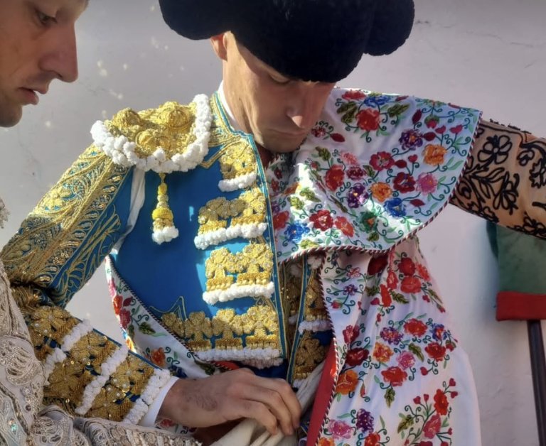 Saut périlleux et course de Fernando Adrián dans un autre après-midi de No Hay Billetes à Angra Do Heroismo