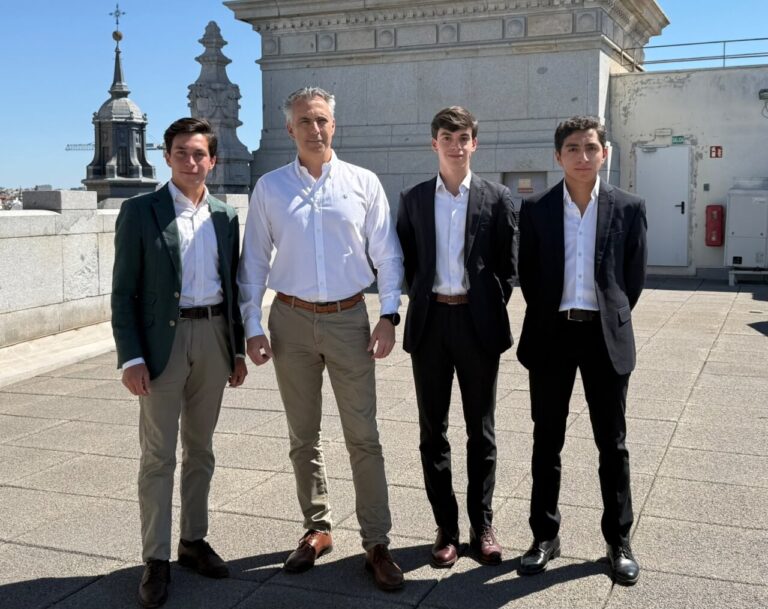 Carlos Novillo reçoit les finalistes du Circuit de Madrid avant les deux finales