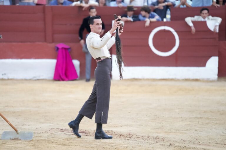 Huit oreilles et deux queues dans l'hommage émouvant à Ruiz Miguel à San Fernando