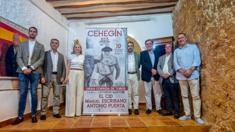 Débuts de Victorino Martín à l'occasion du 125e anniversaire de la Plaza de Cehegín


