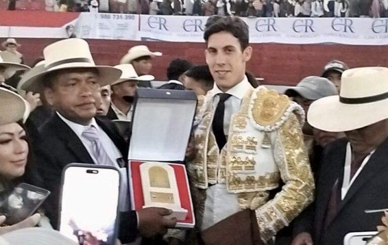 Diego García, deux oreilles et Scapulaire Doré en Sicaya


