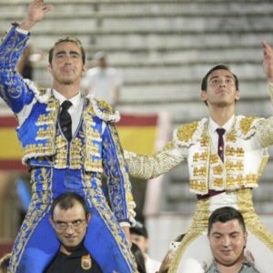 Fandi et Ismael Martín, sur les épaules à Arenas de San Pedro ; heureuse alternative du Cid de María à Sacedón