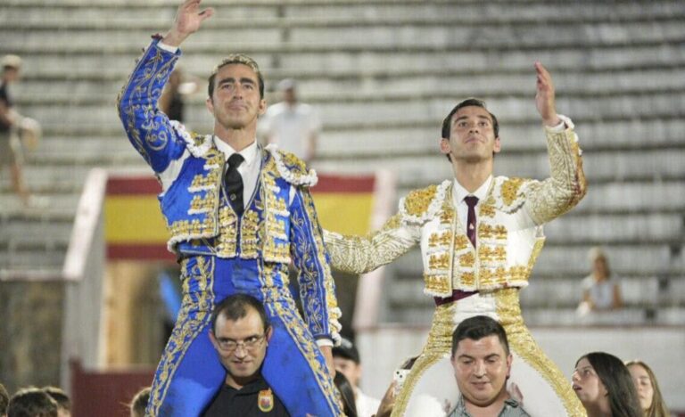 Fandi et Ismael Martín, sur les épaules à Arenas de San Pedro ; heureuse alternative du Cid de María à Sacedón


