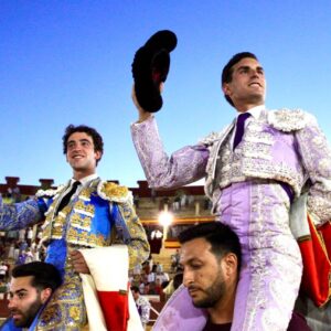 Fernando Adrián, Víctor Hernández et Marco Pérez entre une boîte à la dérive à Cuenca