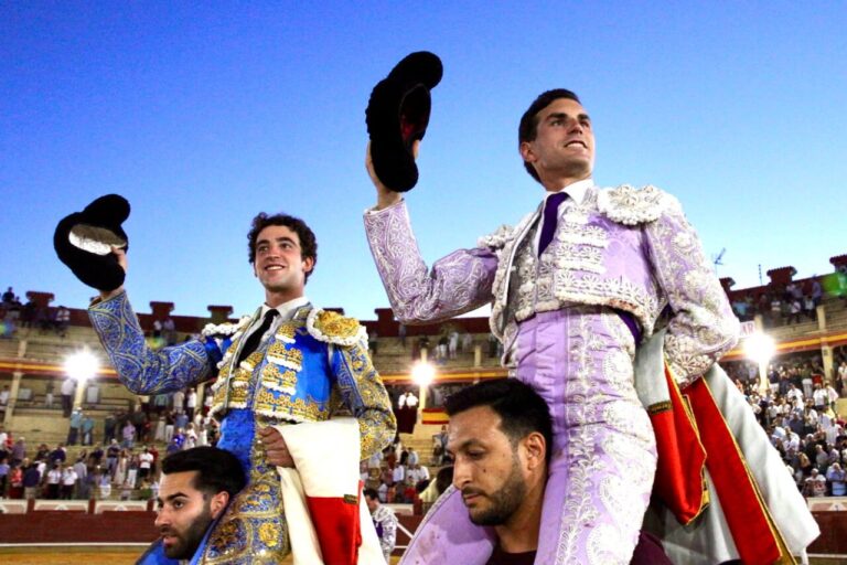 Fernando Adrián, Víctor Hernández et Marco Pérez entre une boîte à la dérive à Cuenca


