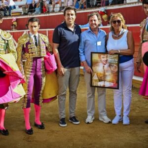 Grande porte d'Osornio et Castrejón dans l'hommage émotionnel à Curro Vázquez à Cella