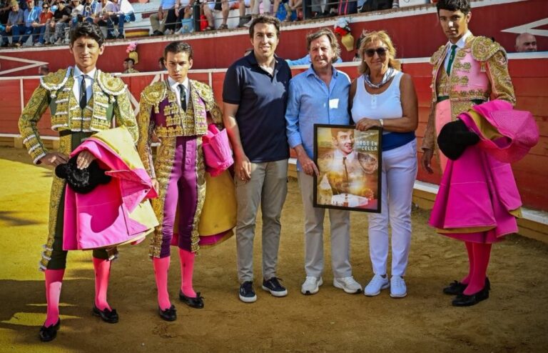 Grande porte d'Osornio et Castrejón dans l'hommage émotionnel à Curro Vázquez à Cella