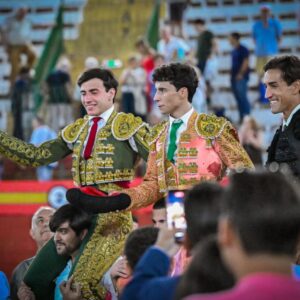 Jesús Duque dit adieu à la tauromachie et triomphe avec Nek Romero et Bruno Gimeno à Requena