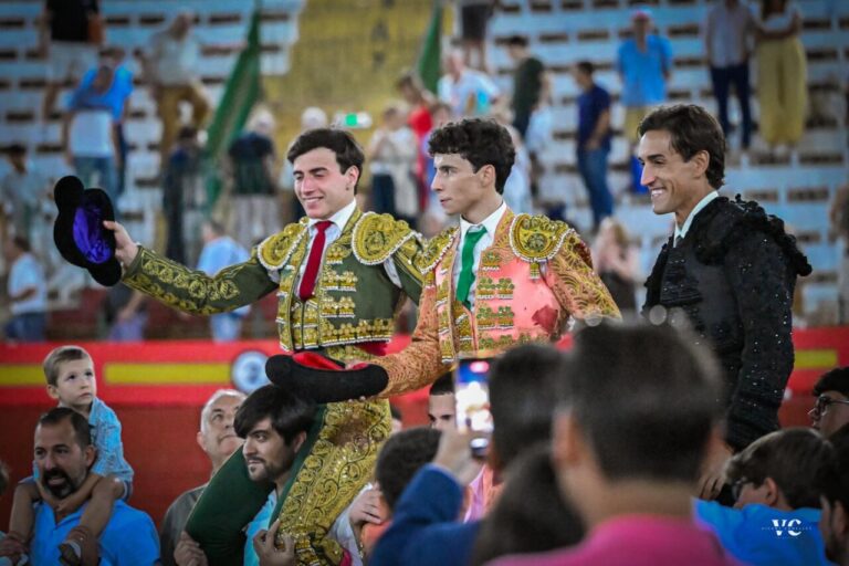 Jesús Duque dit adieu à la tauromachie et triomphe avec Nek Romero et Bruno Gimeno à Requena


