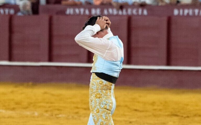 José Antonio Lavado coupe sa queue de cheval à Malaga


