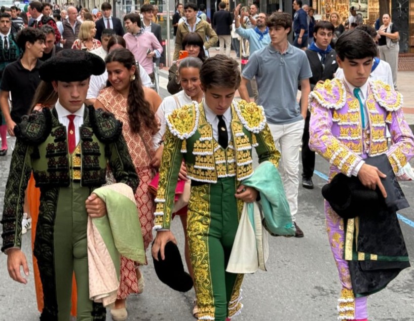 Sergio Sánchez, Javier Zulueta et Martín Morilla, accompagnés par les Jeunes Toreros de Bilbao depuis l'hôtel Ercilla jusqu'à l'arène Vista Alegre