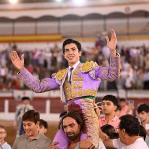 Marco Pérez et un taureau de Villamarta gracié, protagonistes de Linares
