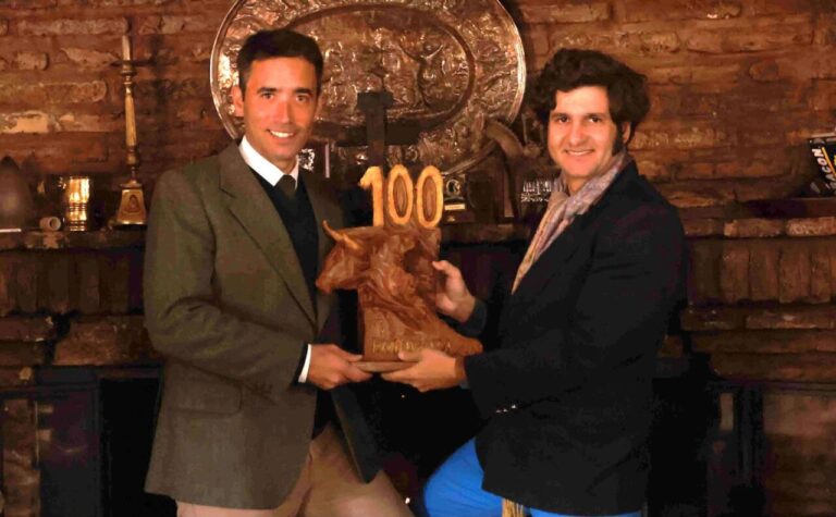 Morante de la Puebla et Pedro Marques, à nouveau parrains du luxe de l'Oreille d'Or de Nazaré



