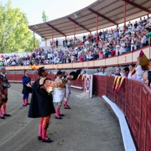 Personnages, à pied et à cheval, et place de la carrière à la foire de Navaluenga