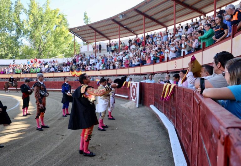 Personnages, à pied et à cheval, et place de la carrière à la foire de Navaluenga


