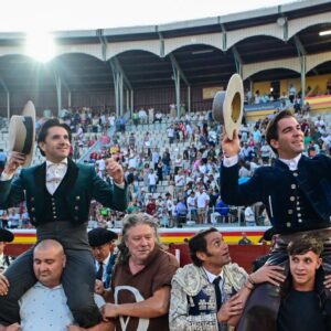 Ventura et Sebastián Fernández, triomphent à cheval à Palencia