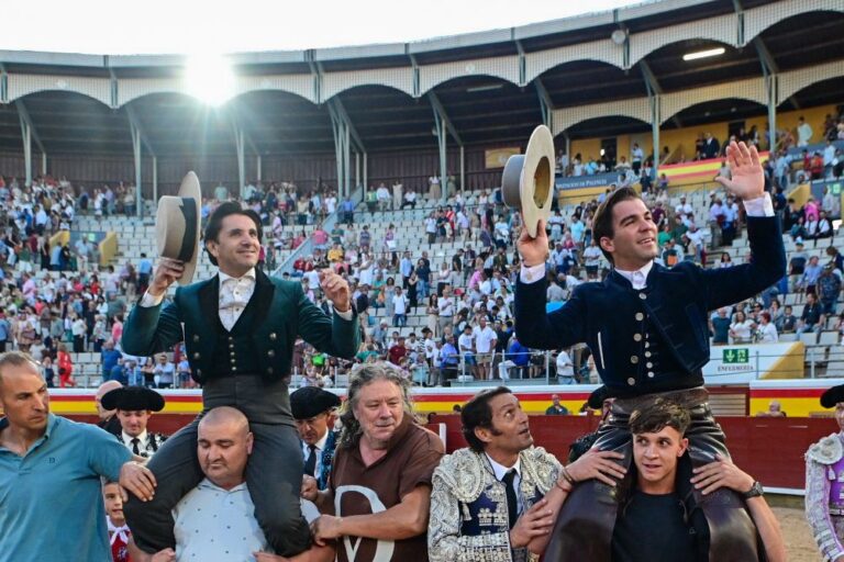 Ventura et Sebastián Fernández, triomphent à cheval à Palencia


