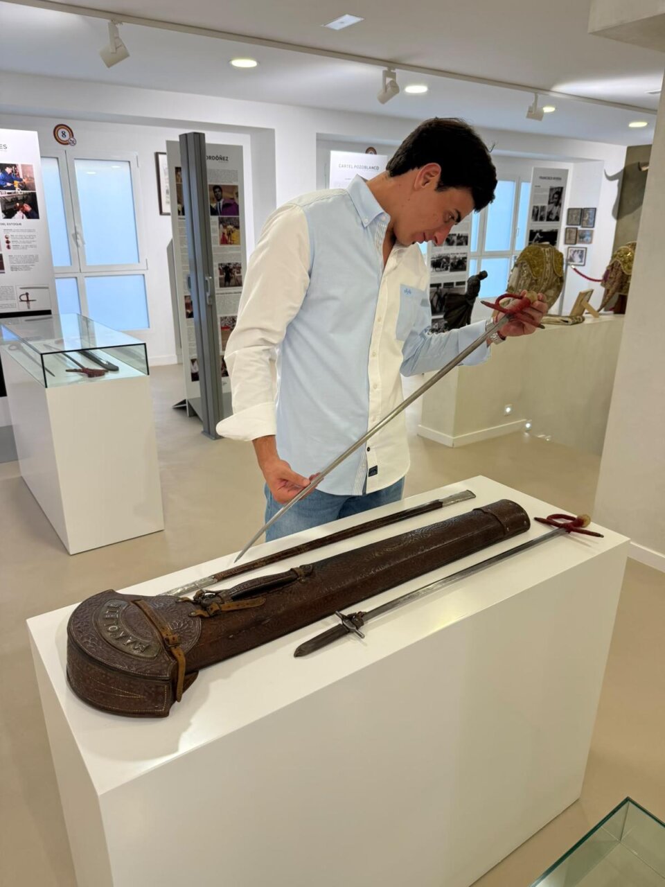 Nek Romero, voyant le fundan et les épées de Manolete qui se trouvent au Musée du Bou de Satine à Burriana, quelques instants avant de sortir spontanément pour combattre le taureau Peñajara. 