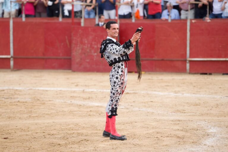 David Galván coupe une queue à Villaviciosa de Odón