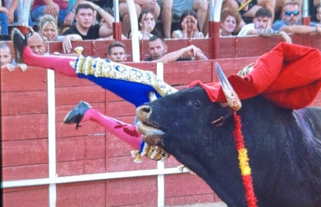 Goring le torero catalan Adame Espinosa : « 25-30 cm. qui affecte le vaisseau externe et l'épine iliaque » après avoir tourné le piton de la cuisse