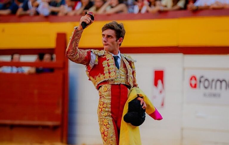 Javier Cuartero et Ian Bermejo, oreille par queue de cheval dans la corrida d'Algemesí


