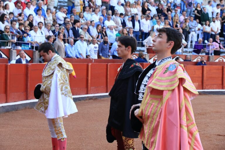 Livraison de Pedro Andrés, bouleversé par le chapeau qu'il a fabriqué pour la première fois à Salamanque


