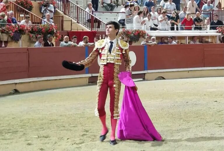 Manuel Diosleguarde se justifie à la "Corrida de las Luces" de Bayonne


