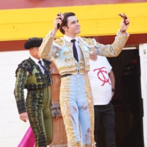 Mario Vilau et Juan Alberto Torrijos, par la porte d'entrée à Algemesí