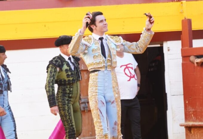 Mario Vilau et Juan Alberto Torrijos, par la porte d'entrée à Algemesí


