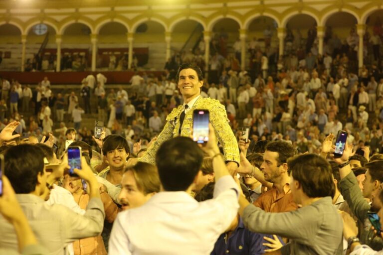 Pablo Aguado touche la gloire : Puerta del Príncipe à Séville