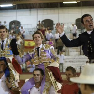 Retrouvailles triomphales des frères Jiménez, sur les épaules d'Andy Cartagena à Cabra
