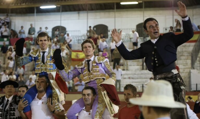 Retrouvailles triomphales des frères Jiménez, sur les épaules d'Andy Cartagena à Cabra


