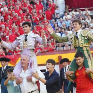 Rotundo Juan Alberto Torrijos à Algemesí, sur les épaules d'Álvaro Serrano