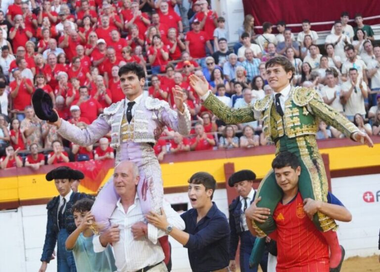 Rotundo Juan Alberto Torrijos à Algemesí, sur les épaules d'Álvaro Serrano