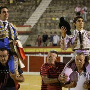 Sebastián Castella et Víctor Hernández, sur les épaules à Baza