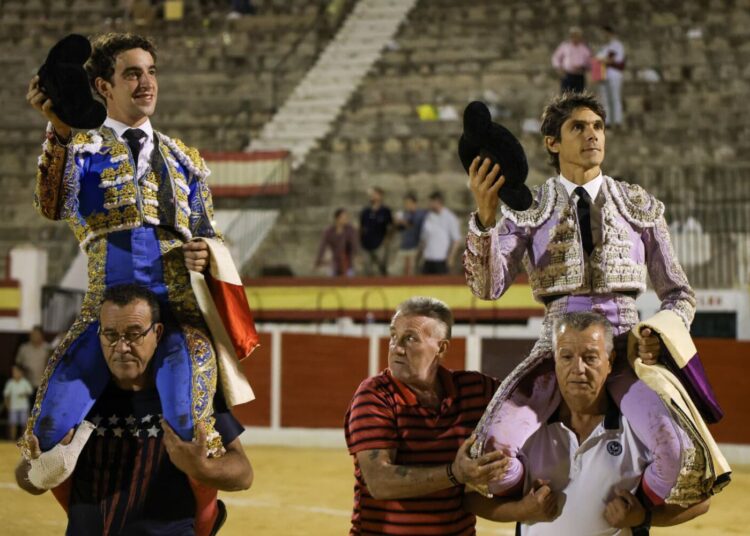 Sebastián Castella et Víctor Hernández, sur les épaules à Baza


