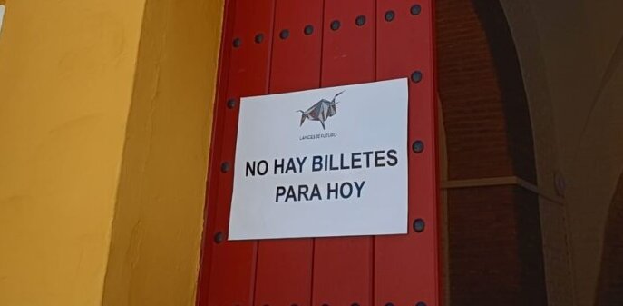 Séville accroche les "No Hay Billetes" pour la première affiche de San Miguel


