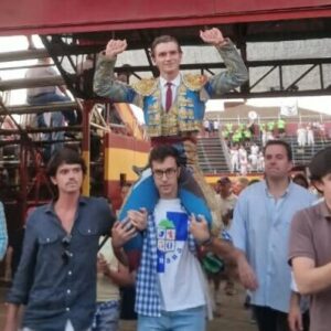 Triomphe d'El Mene à Ampuero ; Ruiz de Velasco, trois oreilles et coup du lapin et multiples contusions à Cadalso de los Vidrios…