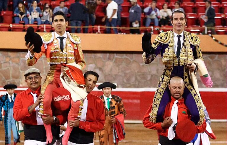 Uceda Leal et Héctor Gutiérrez, sur les épaules lors du dernier à Zacatecas


