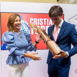 Cristiano Torres reçoit le prix du gagnant de la Foire du Pilar 2025