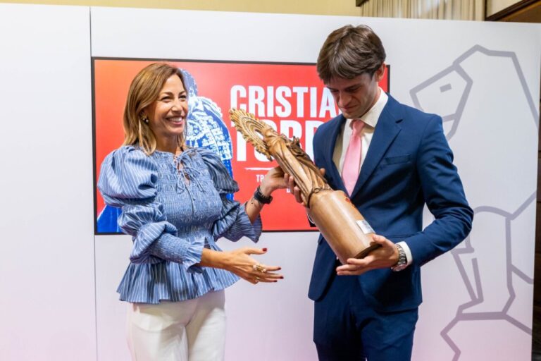 Cristiano Torres reçoit le prix du gagnant de la Foire du Pilar 2025


