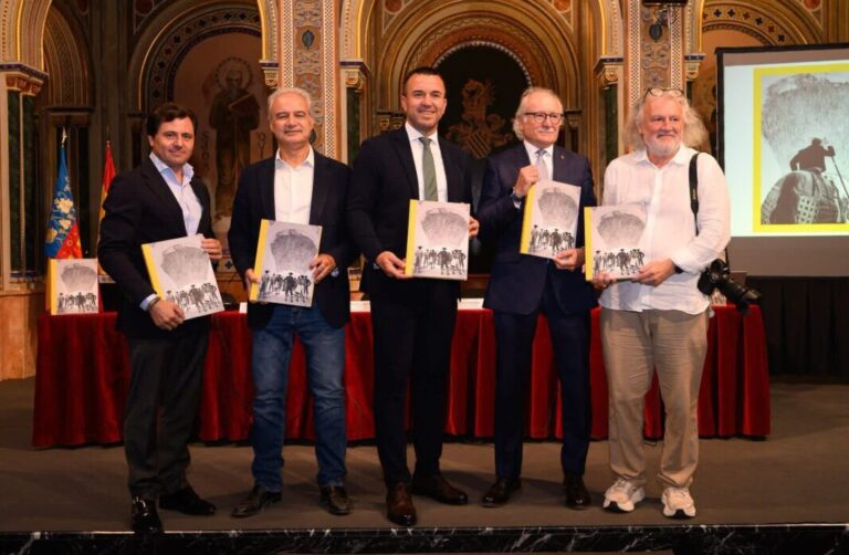 Le livre « Utiel Taurino », œuvre de Sasha Gusov, a été présenté à Valence