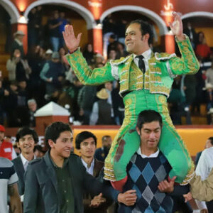 Adieu triomphal aux arènes de José Luis Angelino à Tlaxcala