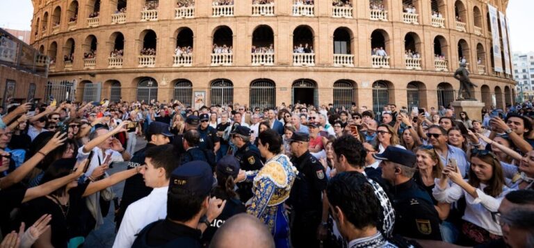 Attente débordée à l'arrivée de Roca Rey à Valence


