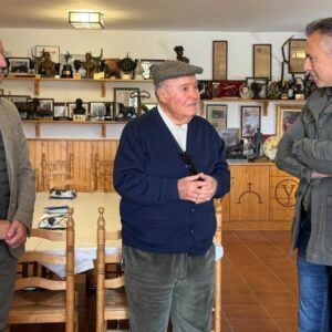Carlos Novillo visite l'élevage de bétail Victoriano del Río pour découvrir la campagne accidentée