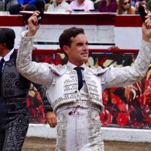 Chechu et Fernando Adrián clôturent la foire de Latacunga sur leurs épaules