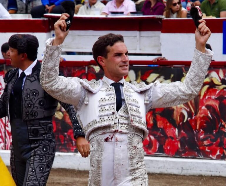 Chechu et Fernando Adrián clôturent la foire de Latacunga sur leurs épaules


